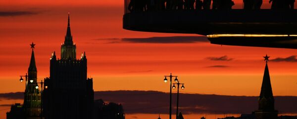 Посетители на Парящем мосту в природно-ландшафтном парке Зарядье в Москве Посетители на Парящем мосту в природно-ландшафтном парке Зарядье в Москве - Sputnik Узбекистан