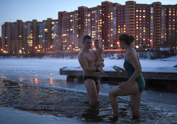 Члены клуба закаливания и зимнего плавания купаются в проруби на озере в Ленинском районе Новосибирска - Sputnik Узбекистан