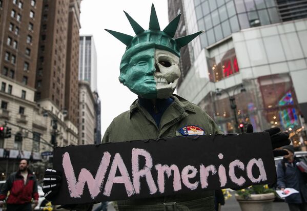 Участник акции протеста против ударов по Сирии в Нью-Йорке - Sputnik Узбекистан