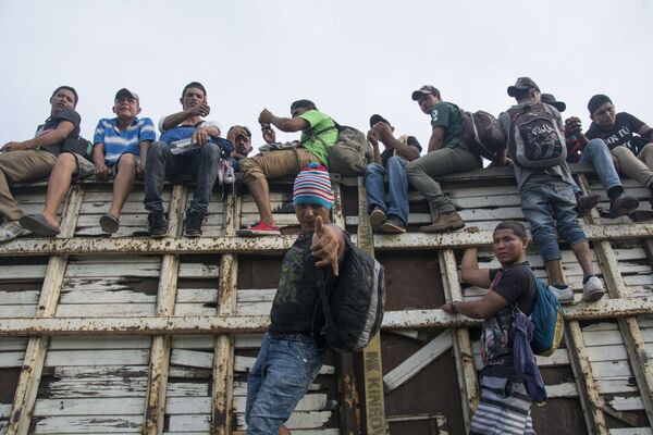 Мигранты из Гондураса, направляющиеся в составе каравана по территории Мексики в направлении границы с США - Sputnik Узбекистан