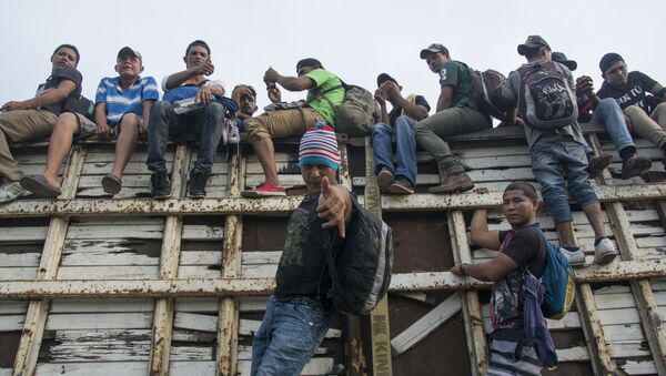 Мигранты из Гондураса, направляющиеся, в составе каравана, по территории Мексики в направлении границы с США - Sputnik Узбекистан