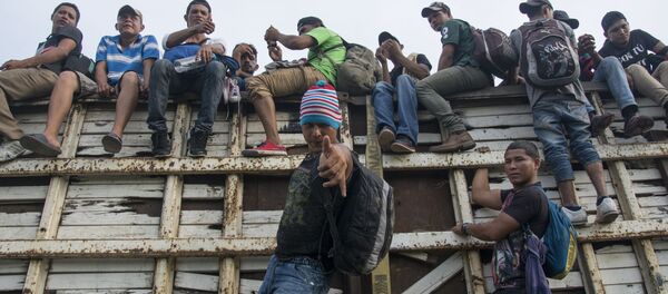 Мигранты из Гондураса, направляющиеся, в составе каравана, по территории Мексики в направлении границы с США - Sputnik Узбекистан