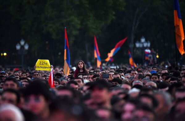 Сторонники оппозиции во время митинга на площади Республики в Ереване - Sputnik Узбекистан