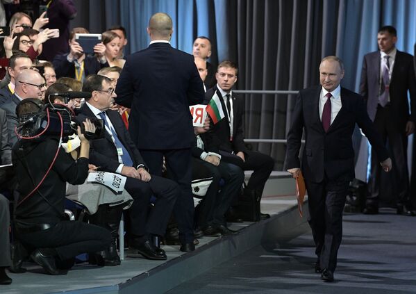 Президент РФ Владимир Путин во время ежегодной большой пресс-конференции в Центре международной торговли на Красной Пресне - Sputnik Узбекистан