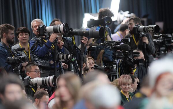 Журналисты в Центре международной торговли на Красной Пресне перед началом ежегодной большой пресс-конференции президента РФ Владимира Путина - Sputnik Узбекистан