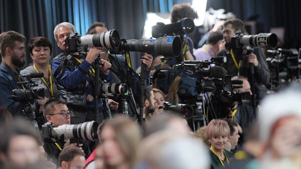 Журналисты в Центре международной торговли на Красной Пресне перед началом ежегодной большой пресс-конференции президента РФ Владимира Путина - Sputnik Узбекистан