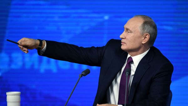 Президент РФ Владимир Путин во время ежегодной большой пресс-конференции в Центре международной торговли на Красной Пресне - Sputnik Ўзбекистон