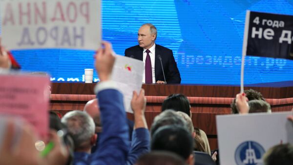 Президент РФ Владимир Путин во время ежегодной большой пресс-конференции в Центре международной торговли на Красной Пресне - Sputnik Узбекистан