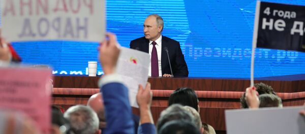 Президент РФ Владимир Путин во время ежегодной большой пресс-конференции в Центре международной торговли на Красной Пресне Президент РФ Владимир Путин во время ежегодной большой пресс-конференции в Центре международной торговли на Красной Пресне - Sputnik Узбекистан