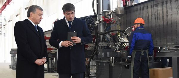 Шавкат Мирзиёев познакомился с работой предприятия “Steel property construction” Шавкат Мирзиёев познакомился с работой предприятия “Steel property construction” - Sputnik Ўзбекистон