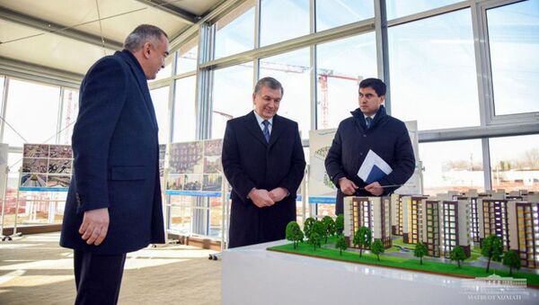 Шавкат Мирзиёев ознакомился с ходом строительства многоквартирных домов на улице Богистон Чиланзарского района в Ташкенте - Sputnik Узбекистан