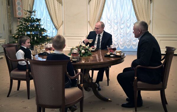 Президент РФ Владимир Путин во время встречи с Артемом Пальяновым из Ленинградской области - Sputnik Узбекистан