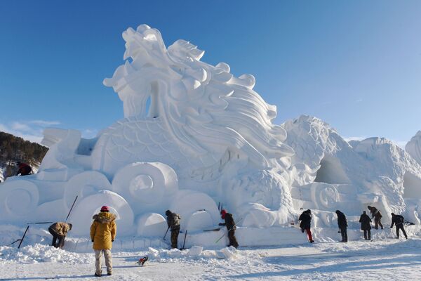 Скульптура дракона из льда и снега, сделанная в рамках подготовки к зимнему туристическому сезону в Китае - Sputnik Узбекистан