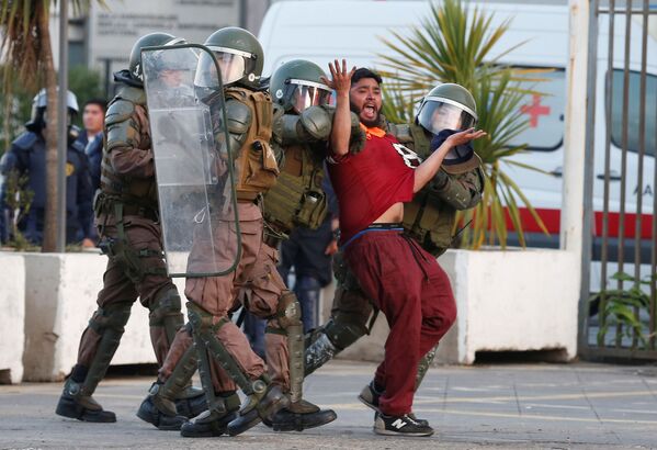 Портовый грузчик, задержанный полицией в ходе акции протеста в Вальпараисо, Чили - Sputnik Узбекистан