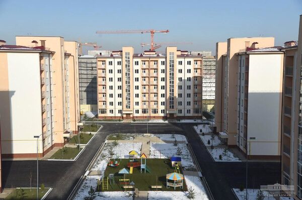 Мирзиёев проверил новые дома в Сергелийском районе - Sputnik Узбекистан