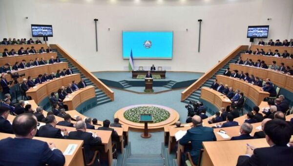 Президент Узбекистана выступил на внеочередной сессии Ташкентского городского Кенгаша народных депутатов - Sputnik Узбекистан