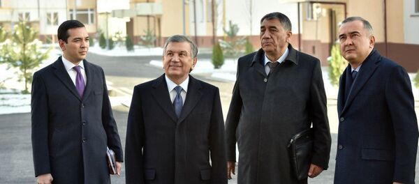 Шавкат Мирзиёев во время посещения района Сергели в Ташкете Шавкат Мирзиёев во время посещения района Сергели в Ташкете - Sputnik Ўзбекистон