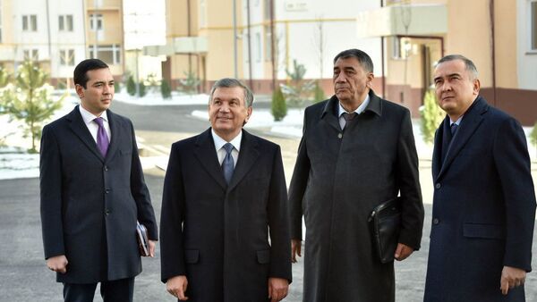 Шавкат Мирзиёев во время посещения района Сергели в Ташкете - Sputnik Узбекистан