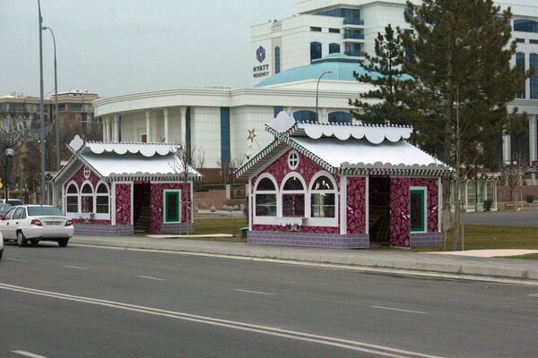 Праздничные домики вдоль дороги - Sputnik Узбекистан