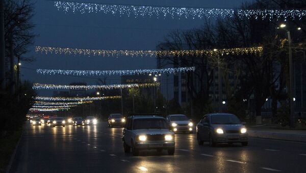 Новогодние украшения на улице Мустакиллик - Sputnik Ўзбекистон