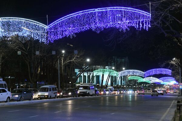 Новогодние украшения на улице Навои - Sputnik Узбекистан