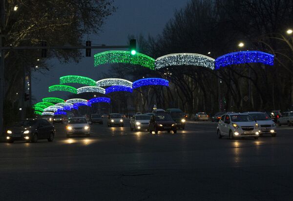 Новогодние украшения на улице Навои в Ташкенте - Sputnik Узбекистан