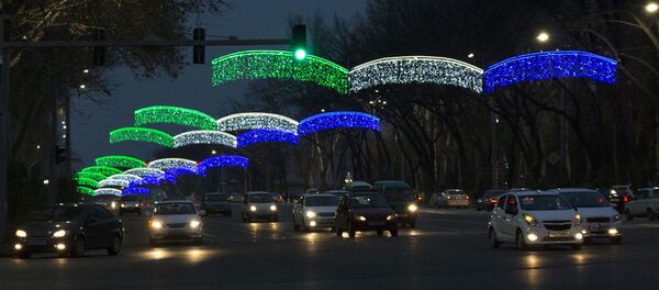 Новогодние украшения на улице Навои в Ташкенте - Sputnik Узбекистан