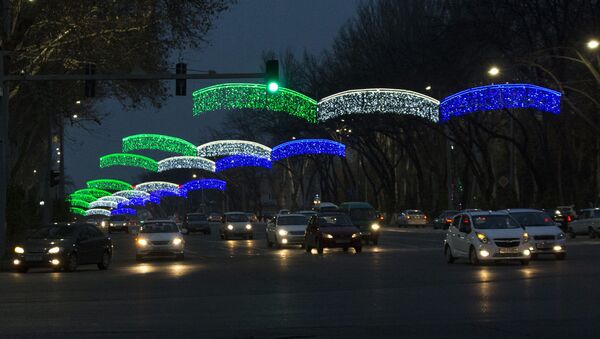 Новогодние украшения на улице Навои в Ташкенте - Sputnik Узбекистан