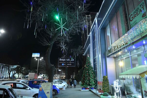 Новогодние украшения на улице Амира Темура в Ташкенте - Sputnik Узбекистан