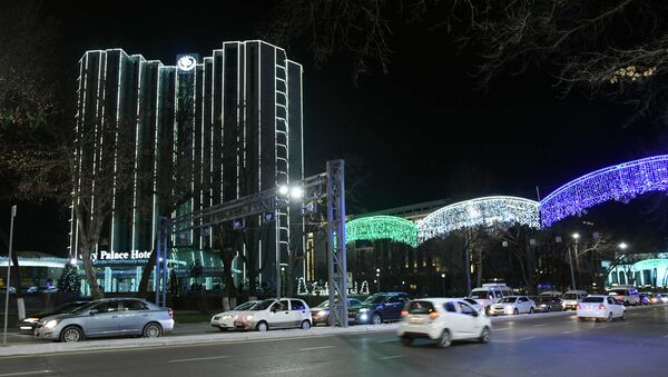 Gostinitsa Royal Palace v neonovom osveshenii v Tashkente - Sputnik O‘zbekiston
