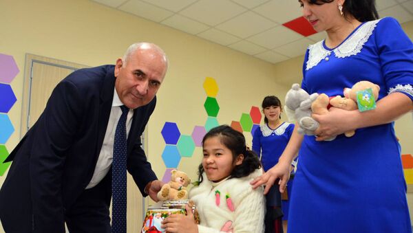 Воспитанникам дома-интерната для детей-инвалидов Мурувват вручили новогодние подарки  - Sputnik Ўзбекистон