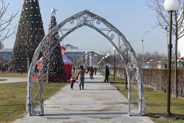 Аллея возле главной елки в Ташкенте - Sputnik Узбекистан