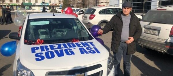 Родители тройняшек из Ташкента получили в подарок от президента Cobalt - Sputnik Узбекистан