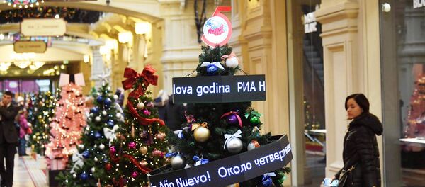 Елка с гирляндой в виде бегущей строки Елка с гирляндой в виде бегущей строки - Sputnik Ўзбекистон