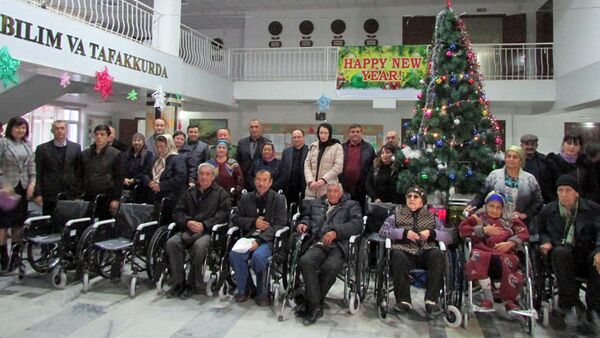 В Самарканде 20 человек с ограниченными возможностями получили бесплатные коляски - Sputnik Узбекистан