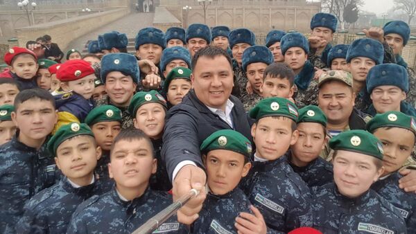 В Узбекистане стартовал конкурс на лучшее селфи в честь Дня защитников Родины - Sputnik Ўзбекистон