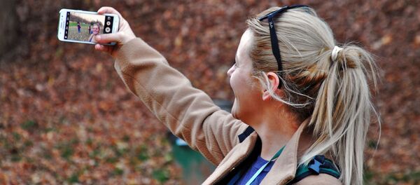 Девушка делает селфи - Sputnik Узбекистан