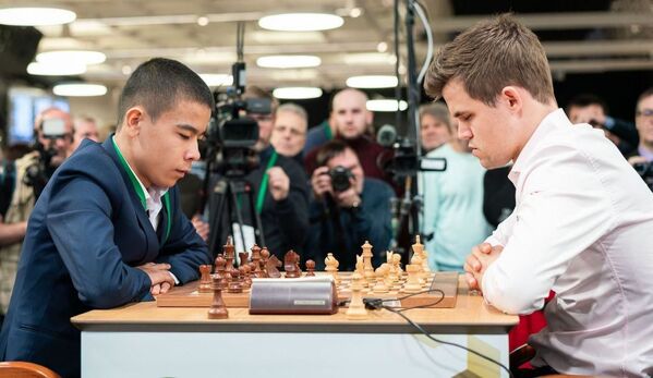 Шестнадцатилетний шахматист Узбекистана победил действующего чемпиона мира Магнуса Карлсена - Sputnik Узбекистан