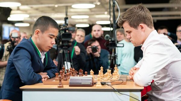 Шестнадцатилетний шахматист Узбекистана победил действующего чемпиона мира Магнуса Карлсена - Sputnik Ўзбекистон