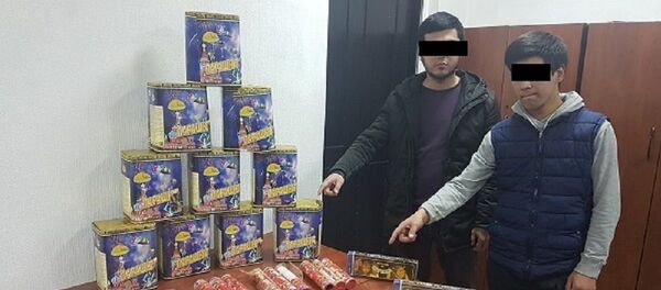 В Ташкенте взяли с поличным продавцов пиротехники В Ташкенте взяли с поличным продавцов пиротехники - Sputnik Узбекистан