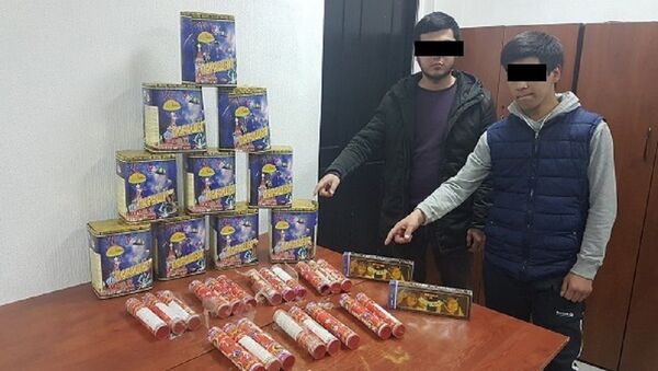 В Ташкенте взяли с поличным продавцов пиротехники - Sputnik Узбекистан