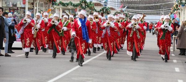 Военнослужащие ВС Узбекистана в костюмах Деда Мороза - Sputnik Узбекистан