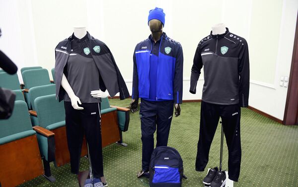 Слева направо: экипировка тренера, парадный комплект спортсмена и тренировочный комплект игрока сборной Узбекистана по футболу - Sputnik Узбекистан