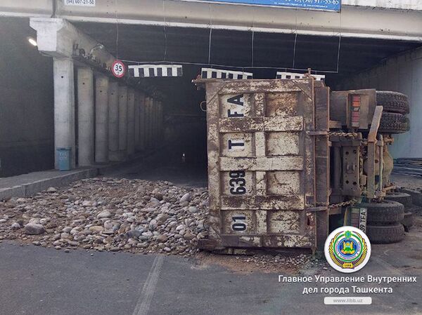 В Ташкенте произошли два серьезных ДТП В Ташкенте произошли два серьезных ДТП - Sputnik Узбекистан