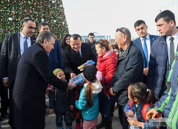 Президент Республики Узбекистан Шавкат Мирзиёев 28 декабря посетил столичную площадь, где проходят новогодние мероприятия - Sputnik Узбекистан