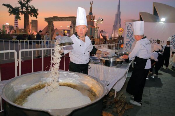 В Абу-Даби узбекские повара приготовили плов на 10 тысяч человек В Абу-Даби узбекские повара приготовили плов на 10 тысяч человек - Sputnik Узбекистан