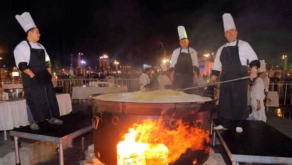 Узбекские повара готовят плов на фестивале культурного наследия имени шейха Зайеда в Абу-Даби - Sputnik Узбекистан