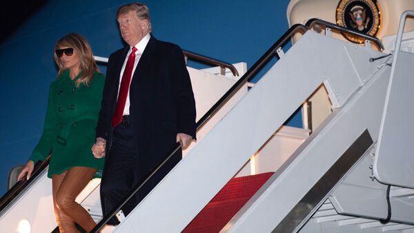 Президент США Дональд Трамп и его супруга Меланья спускаются по трапу самолета - Sputnik Узбекистан