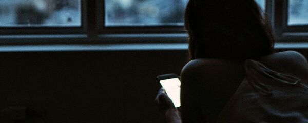 Девушка сидит с телефоном Девушка сидит с телефоном - Sputnik Ўзбекистон