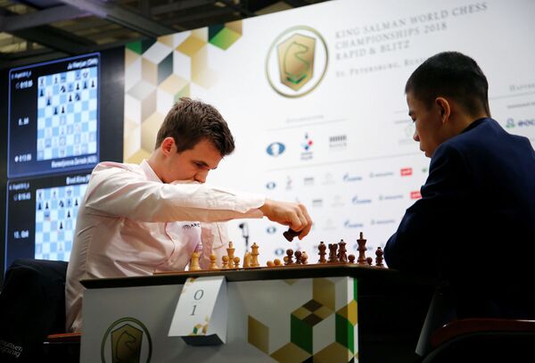Магнус Карлсен из Норвегии делает ход во время игры против Шамсиддина Вахидова из Узбекистана - Sputnik Узбекистан